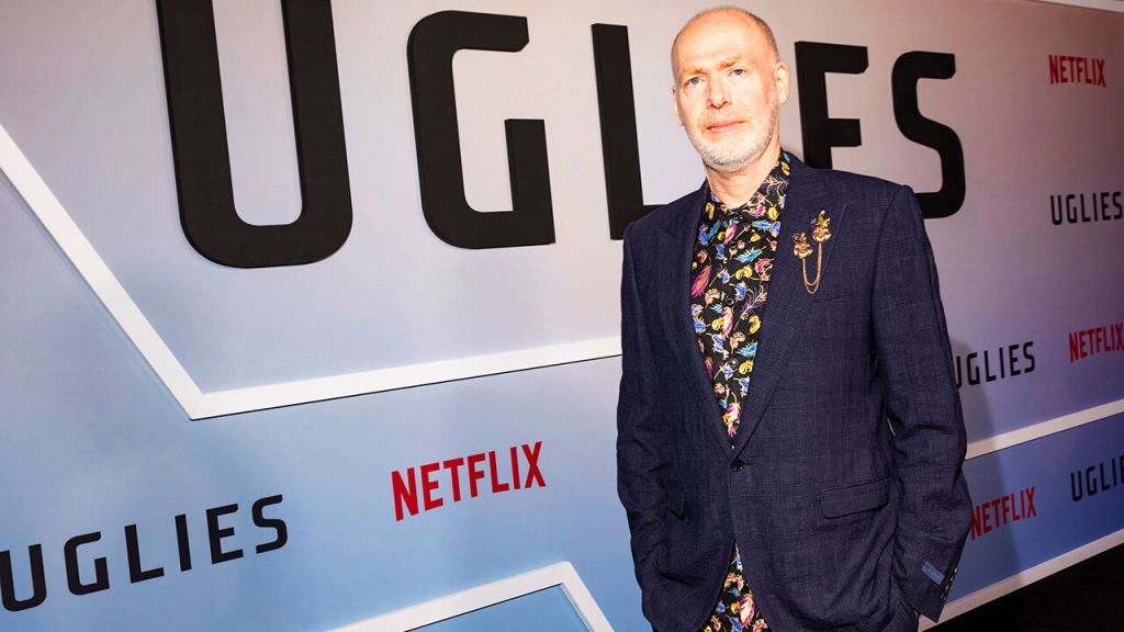 Scott Westerfeld, Netflix'teki 'Çirkinler' Başarısı, Yeni Sesli Kitap ve Yaklaşan Leviathan Uyarlaması Hakkında Film, 47,6 milyon izlenme sayısına ulaşarak iki haftadır Netflix'in küresel en iyi 10 listesinde yer alıyor.